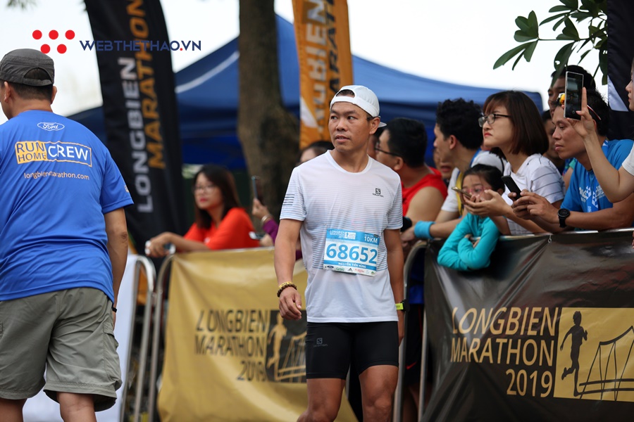 Đáng yêu khoảnh khắc “cựu vương” căng dây đích đón tân vô địch Longbien Marathon 2019 Đáng yêu khoảnh khắc “cựu vương” căng dây đích đón tân vô địch Longbien Marathon 2019